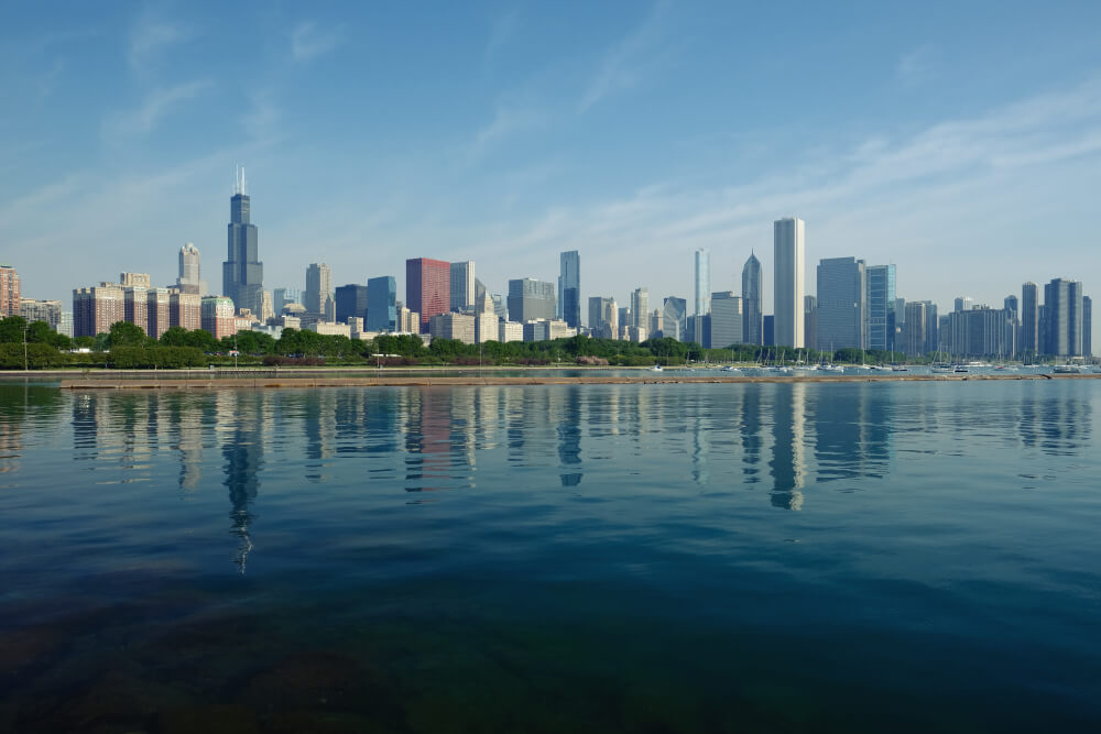 水辺のシカゴ市街の眺め