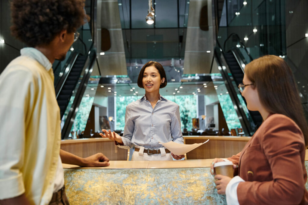 旅行客を日本語と英語でもてなすホスピタリティ業界で働く日本人バイリンガル人材