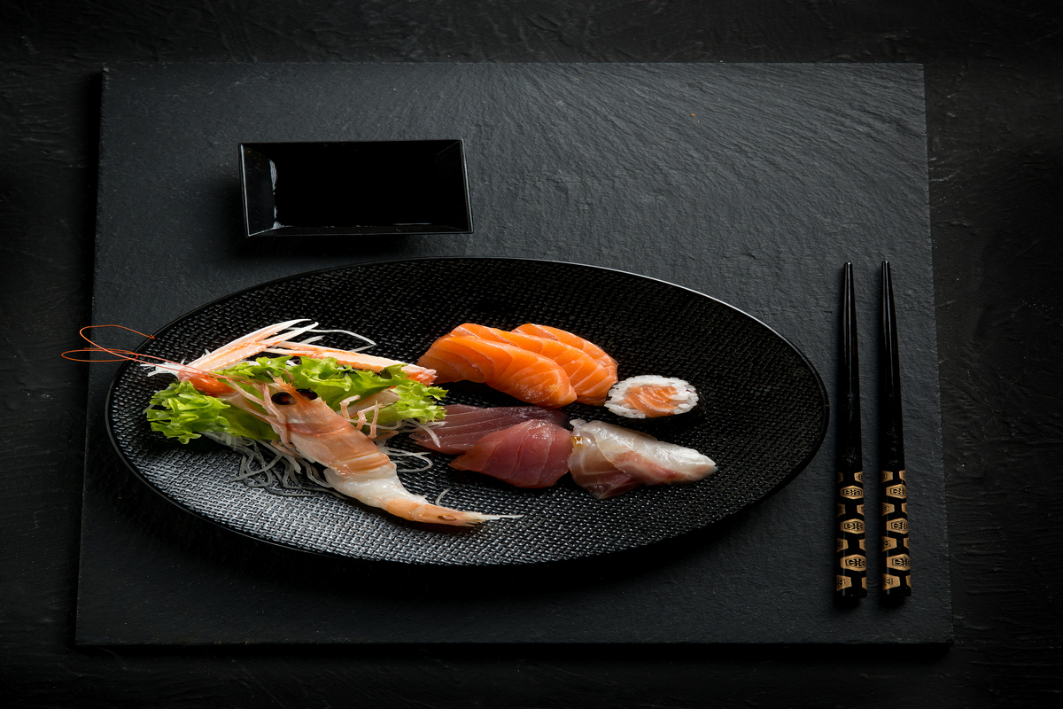 mix sashimi over black dish