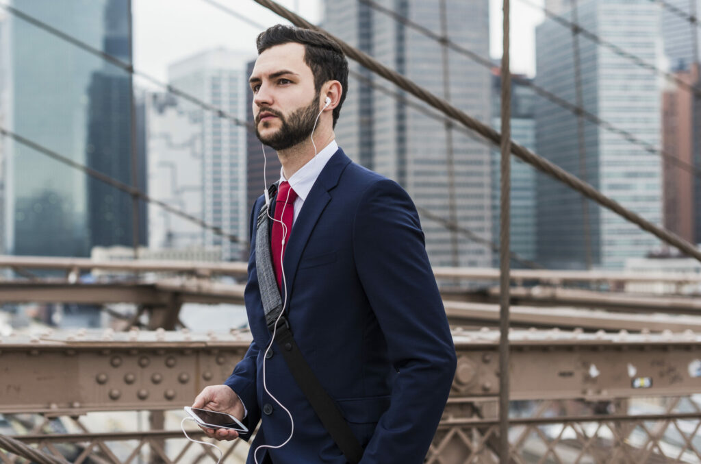 usa-new-york-city-businessman-with-cell-phone